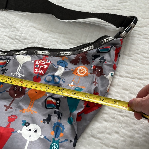 Le Sportsac crescent shaped bag gently used - Picture 2 of 6